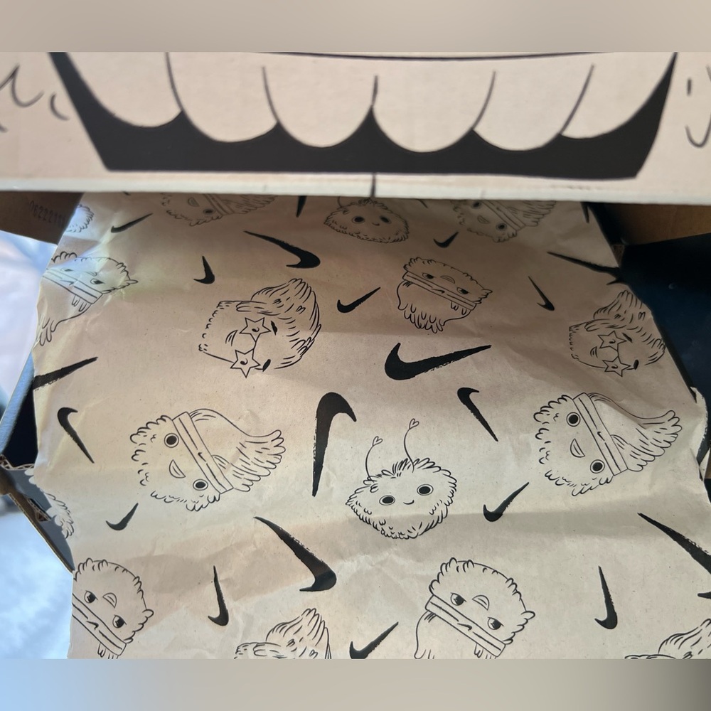 *Limited Edition* Nike Team Hustle toddler sneakers - Picture 11 of 11